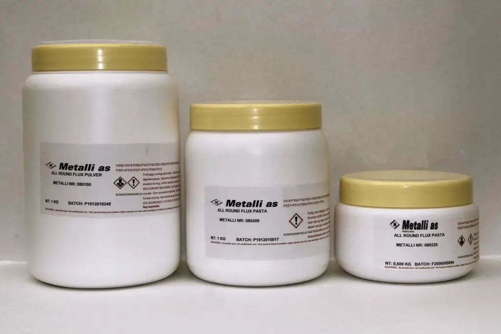 Flux/Fluss anvendes til afrensning af metaloverflader under loddeprocessen.