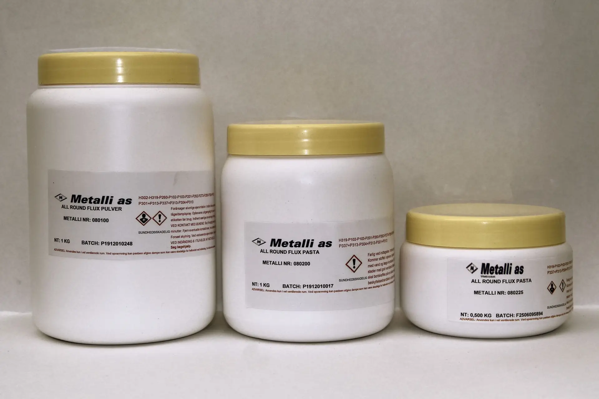 Flux/Fluss anvendes til afrensning af metaloverflader under loddeprocessen.